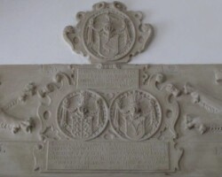 Kartuše s erby Hanuše Petřvaldského z Petřvaldu, Libuše
Petřvaldské z Valdštejna a Kateřiny Ullersdorfer z Němčí.
Dvě nápisové desky a štítoši. Kartuše s erby Hanuše Petřvaldského z Petřvaldu