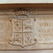 Detail erbu na krbu barona Mundyho.