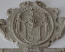 Kartuše s erbem Hanuše Petřvaldského z Petřvaldu. Kartuše s erbem Hanuše Petřvaldského z Petřvaldu.