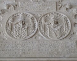 Kartuše s erby Libuše Petřvaldské z Valdštejna a Kateřiny
Ullersdorfer z Němčí. Dvě nápisové desky a štítoši. Kartuše s erby Libuše Petřvaldské a Kateřiny Ullersdorfer.