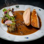 Kuřecí kukuřičné prso sous-vide s jarní nádivkou, smržová omáčka