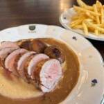 Vepřová panenka, pyré z pečených cibulí, grilované hnědé žampiony, pepřová omáčka