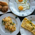 Bohaté snídaně v hotelové restauraci