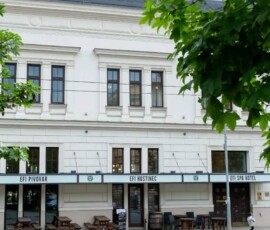 Interiér EFI Hostince EFI Hostinec Brno – interiér s dobovými fotografiemi Brna