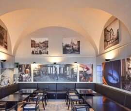Interiér EFI Hostince EFI Hostinec Brno – interiér s dobovými fotografiemi Brna