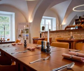Interiér EFI Hostince EFI Hostinec Brno – interiér s dobovými fotografiemi Brna