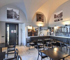 Interiér EFI Hostince EFI Hostinec Brno – interiér s dobovými fotografiemi Brna