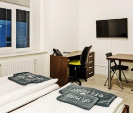 Vybavený Apartmán Standard s balkonem v eFi Palace v Brně s kuchyňským koutem, pracovním místem a prostorem pro pohodlné bydlení během studia.