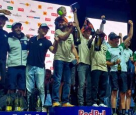 Čtyři disciplíny, jeden tým a odhodlání posouvat vlastní hranice. Extrémní štafetový závod Red Bull Dolomitenmann v rakouských Alpách.