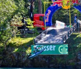 Čtyři disciplíny, jeden tým a odhodlání posouvat vlastní hranice. Extrémní štafetový závod Red Bull Dolomitenmann v rakouských Alpách.