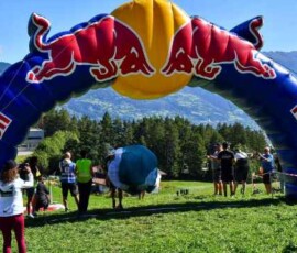 Čtyři disciplíny, jeden tým a odhodlání posouvat vlastní hranice. Extrémní štafetový závod Red Bull Dolomitenmann v rakouských Alpách.