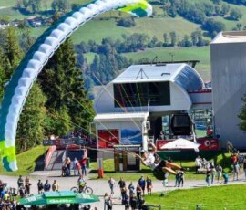 Čtyři disciplíny, jeden tým a odhodlání posouvat vlastní hranice. Extrémní štafetový závod Red Bull Dolomitenmann v rakouských Alpách.