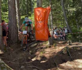 Čtyři disciplíny, jeden tým a odhodlání posouvat vlastní hranice. Extrémní štafetový závod Red Bull Dolomitenmann v rakouských Alpách.