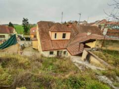 Prodej domu 5+1 v Omicích s garáží, zahradou a projektem nového trojdomu včetně stavebního povolení