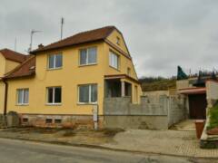 Prodej domu 5+1 v Omicích s garáží, zahradou a projektem nového trojdomu včetně stavebního povolení
